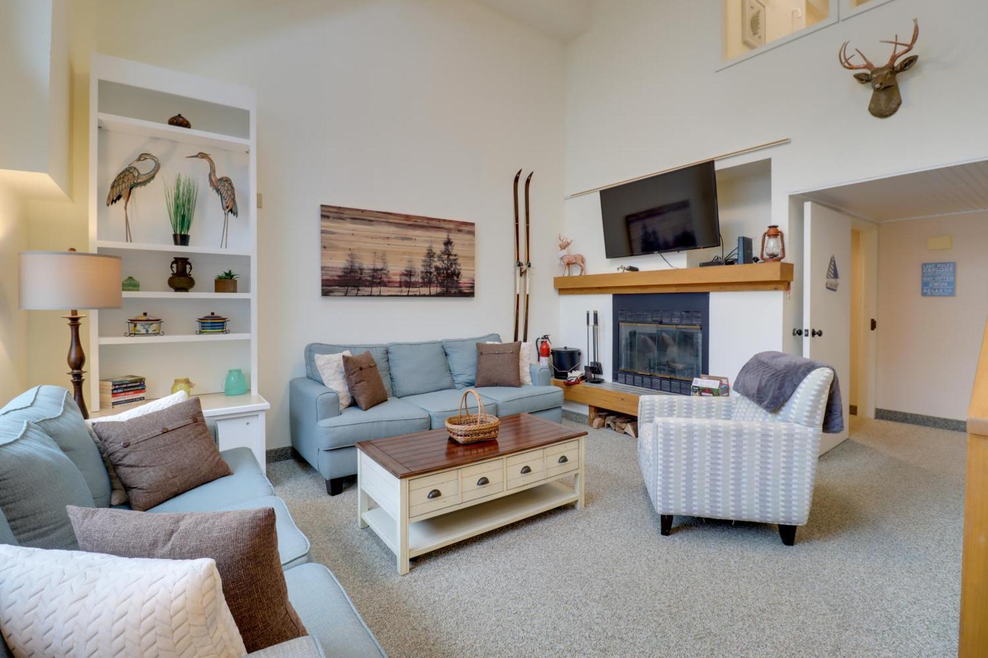 Waterfront Harmony With Slope Views! Lake Harmony