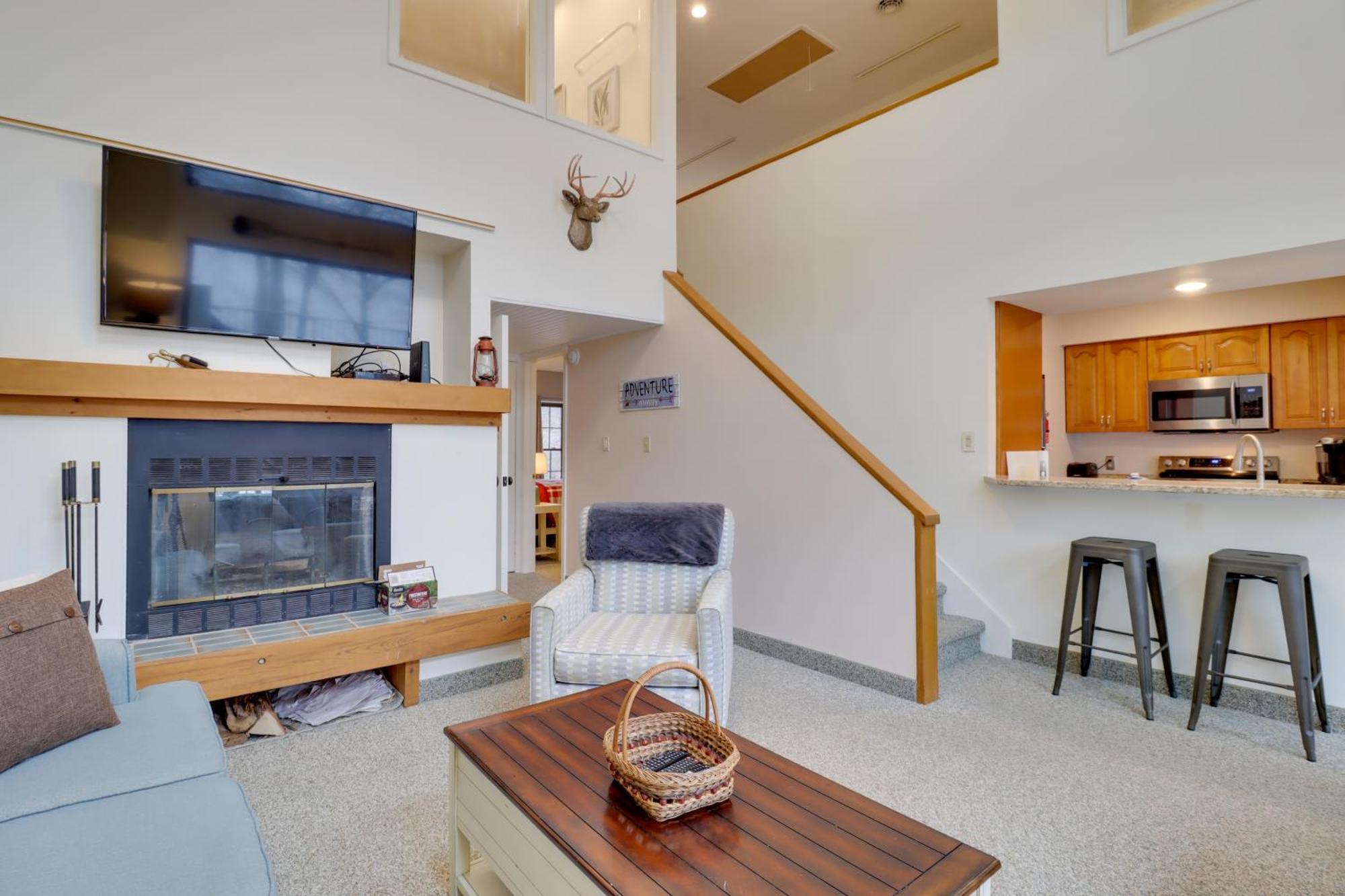 Waterfront Harmony With Slope Views! Apartment